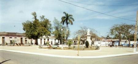 Parque “Domingo Mujica Carratalá” visto desde la esquina de las calles Céspedes y Luz Caballero, Jovellanos, provincia de Matanzas, Cuba. (foto de 2003)