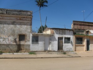 De izquierda a derecha: final de la casona de los Azpeitia; donde habitara la familia Bordabeheres-Súarez; los Morales; y el donde estuviera el parqueo de carrozas fúnebres que fueconvertido en vivienda.